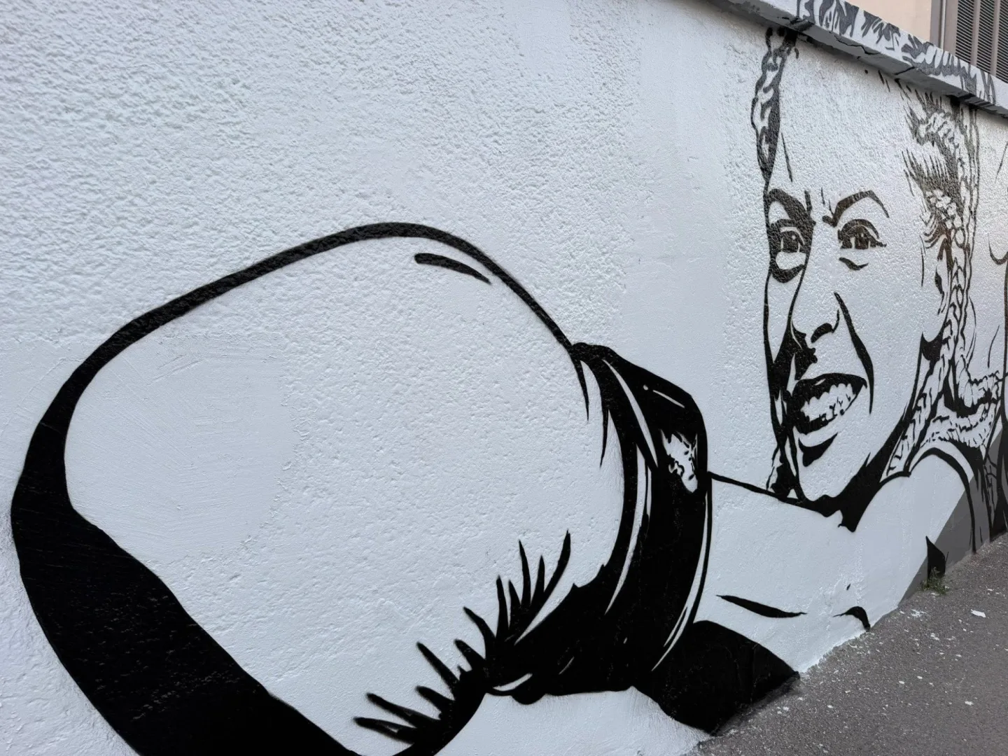 Zesnulou influencerku Mínu připomíná ve Vysočanech nový mural