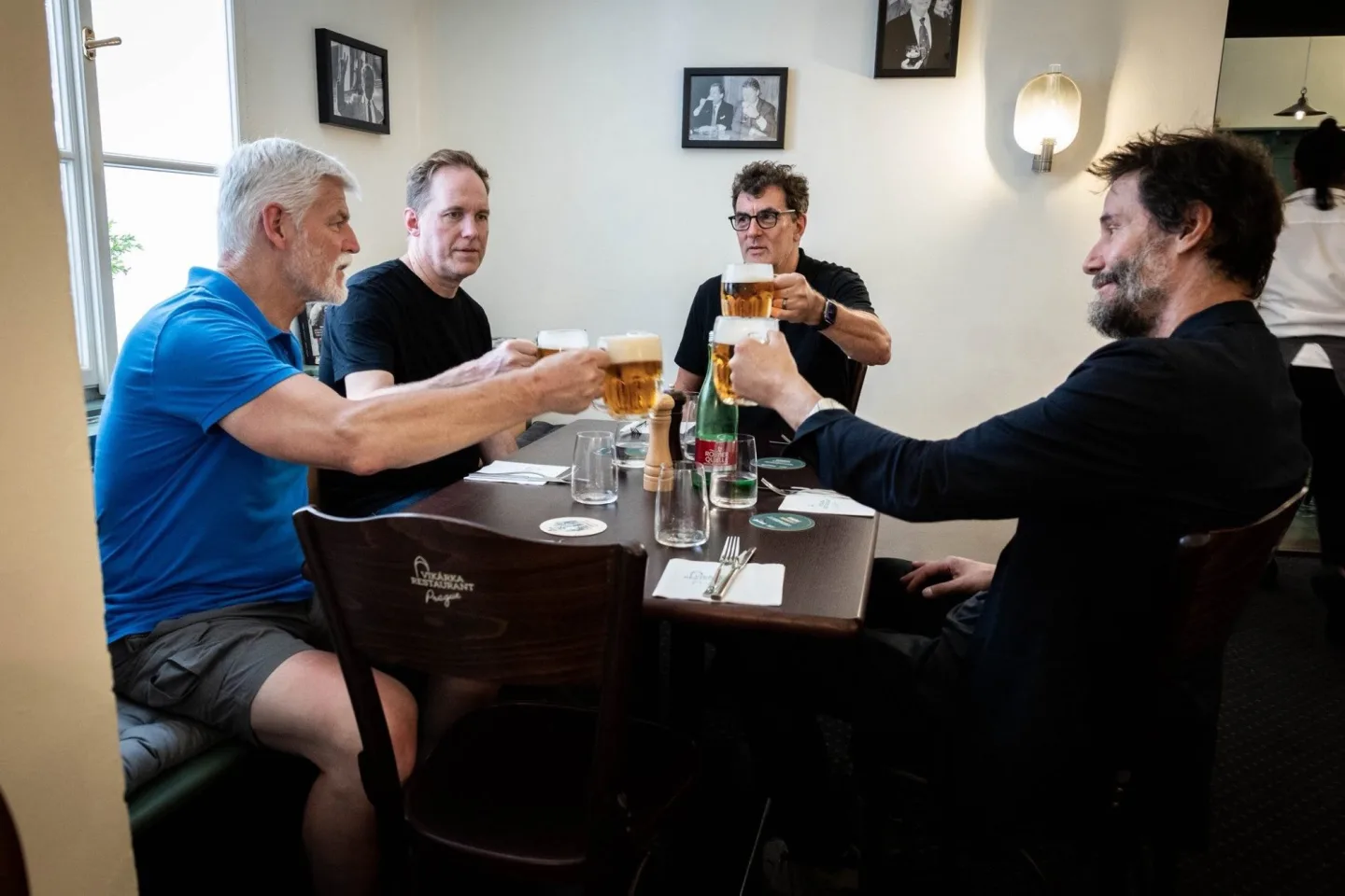 Prezident Pavel přivítal na Hradě herce Keanu Reevese, dali si i pivo