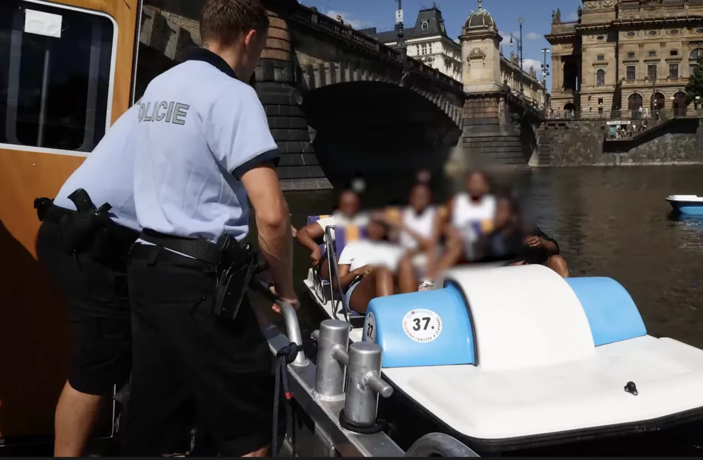 Pražští policisté posílili dohled na vodě, kontrolují rybáře i lidi na šlapadlech