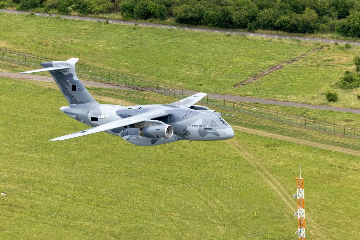 V Praze přistál první ze dvou transportních letounů Embraer pro českou armádu