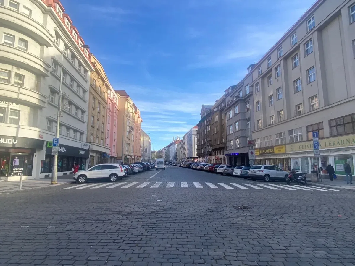 Praha 6 představila vizi Korza Dejvická. Ulici čeká proměna v městskou třídu