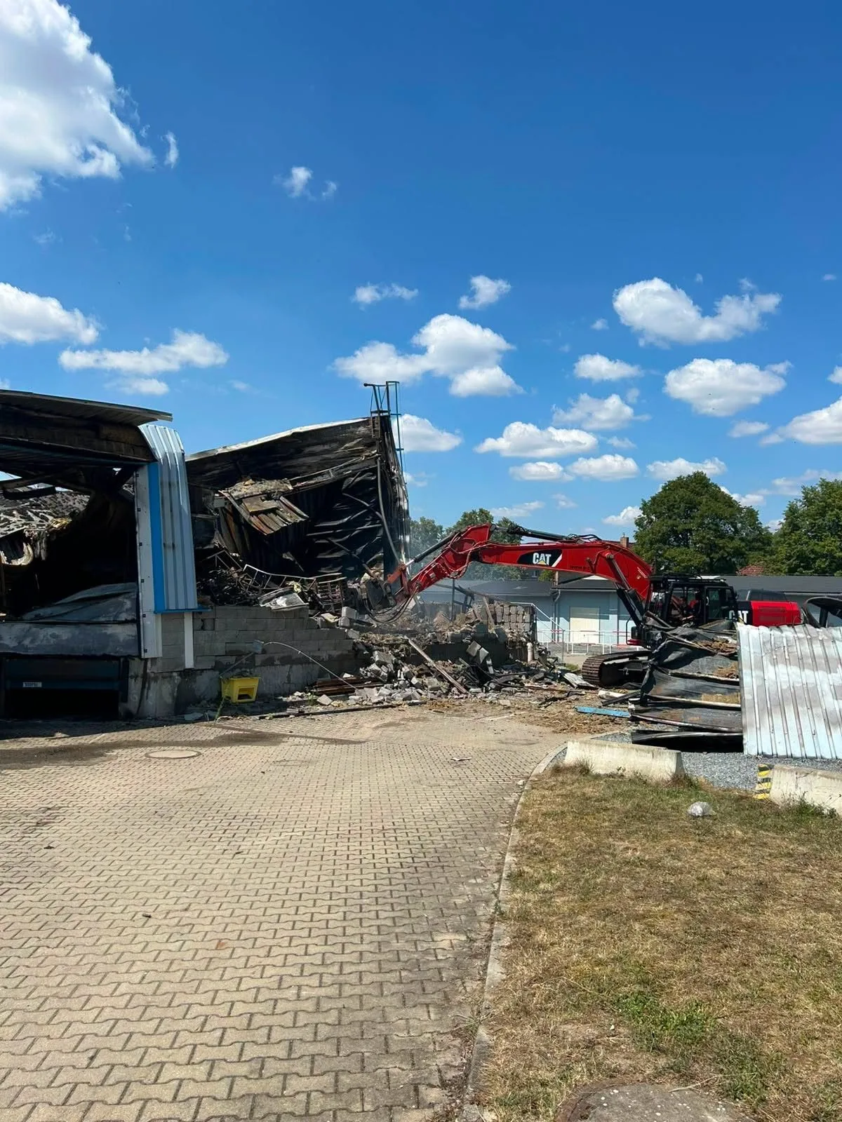 U Prahy hořela sklad elektrokoloběžek, celá hala se zřítila. Pomoci musela těžká technika
