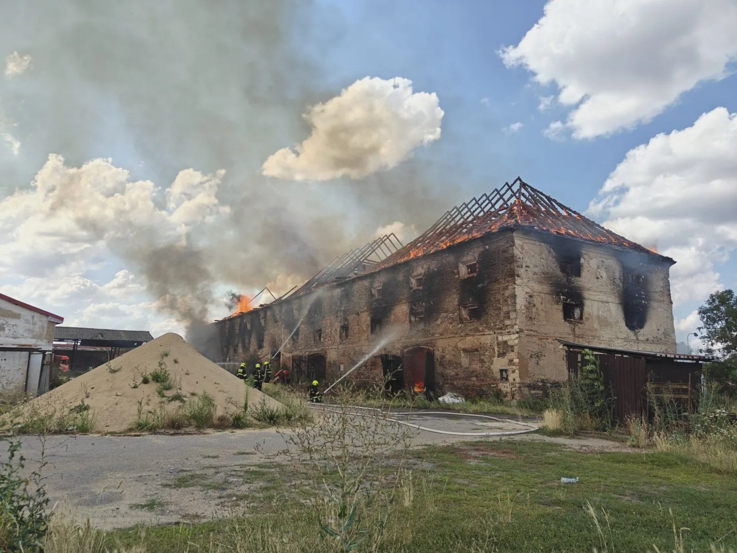 V Praze hoří stodola, hasiči vyhlásili druhý stupeň poplachu