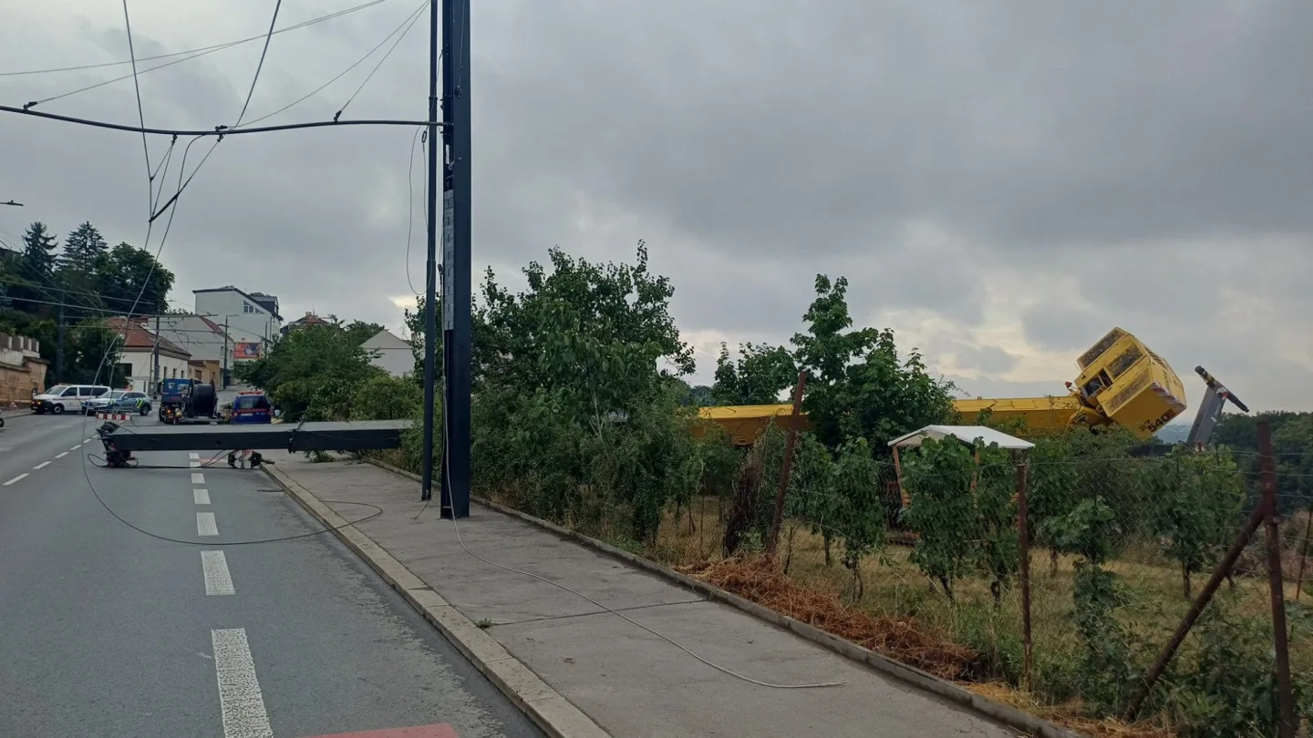 Kvůli nehodě je zablokována silnice.