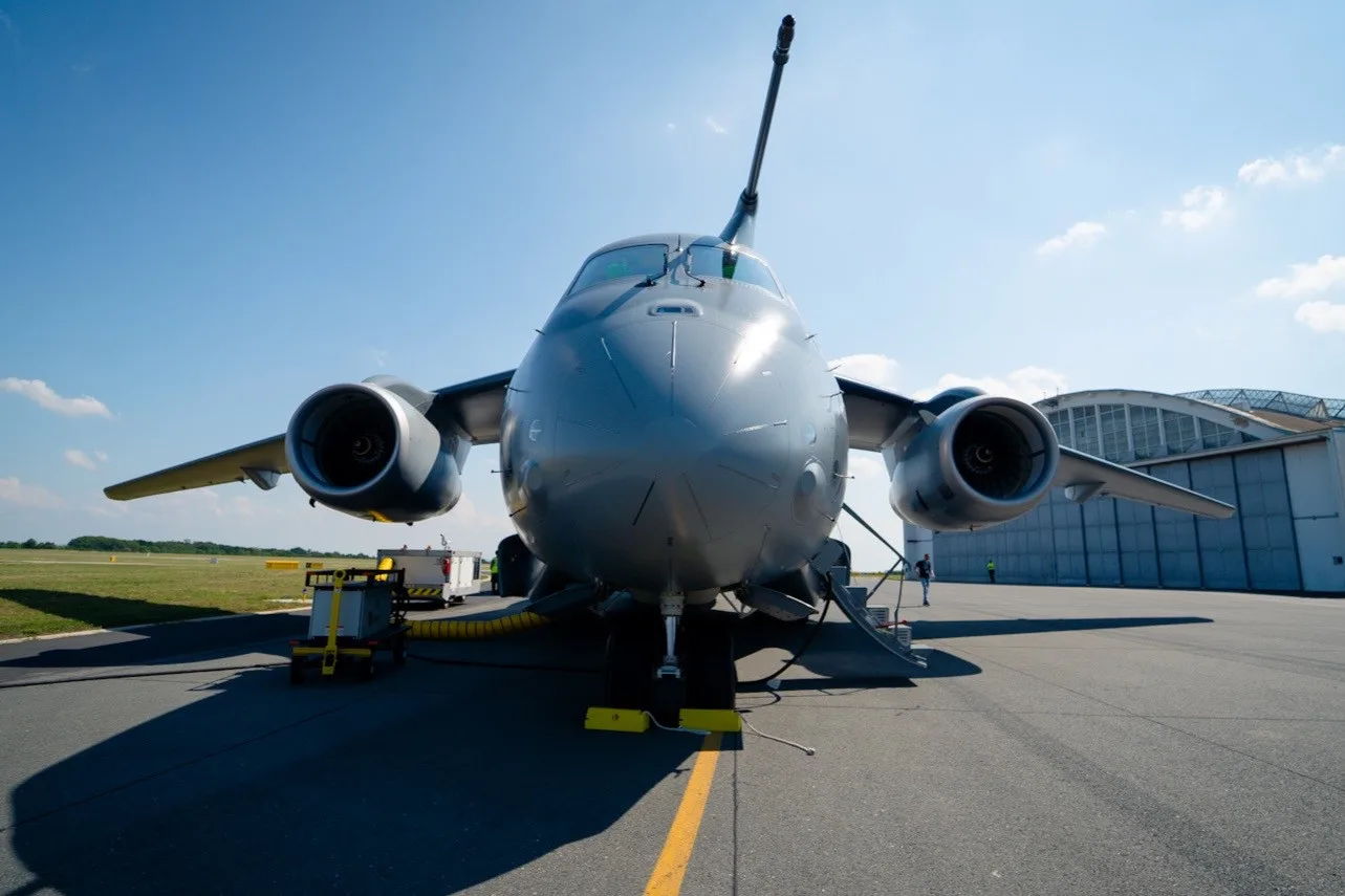 FOTO: Armáda si převzala první dopravní letoun Embraer. Podívejte se, jak vypadá uvnitř