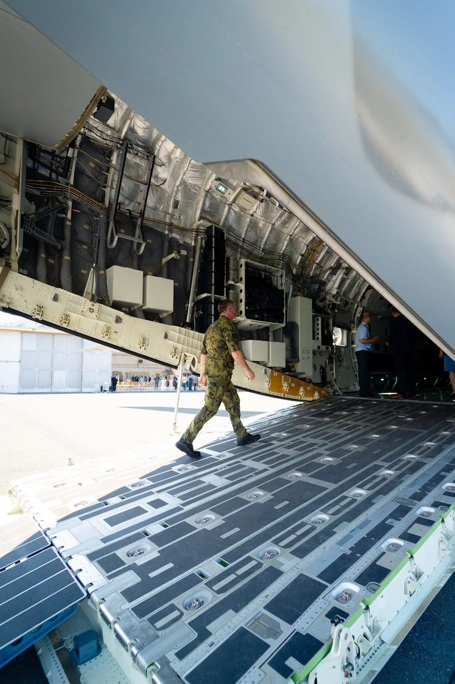 FOTO: Armáda si převzala první dopravní letoun Embraer. Podívejte se, jak vypadá uvnitř