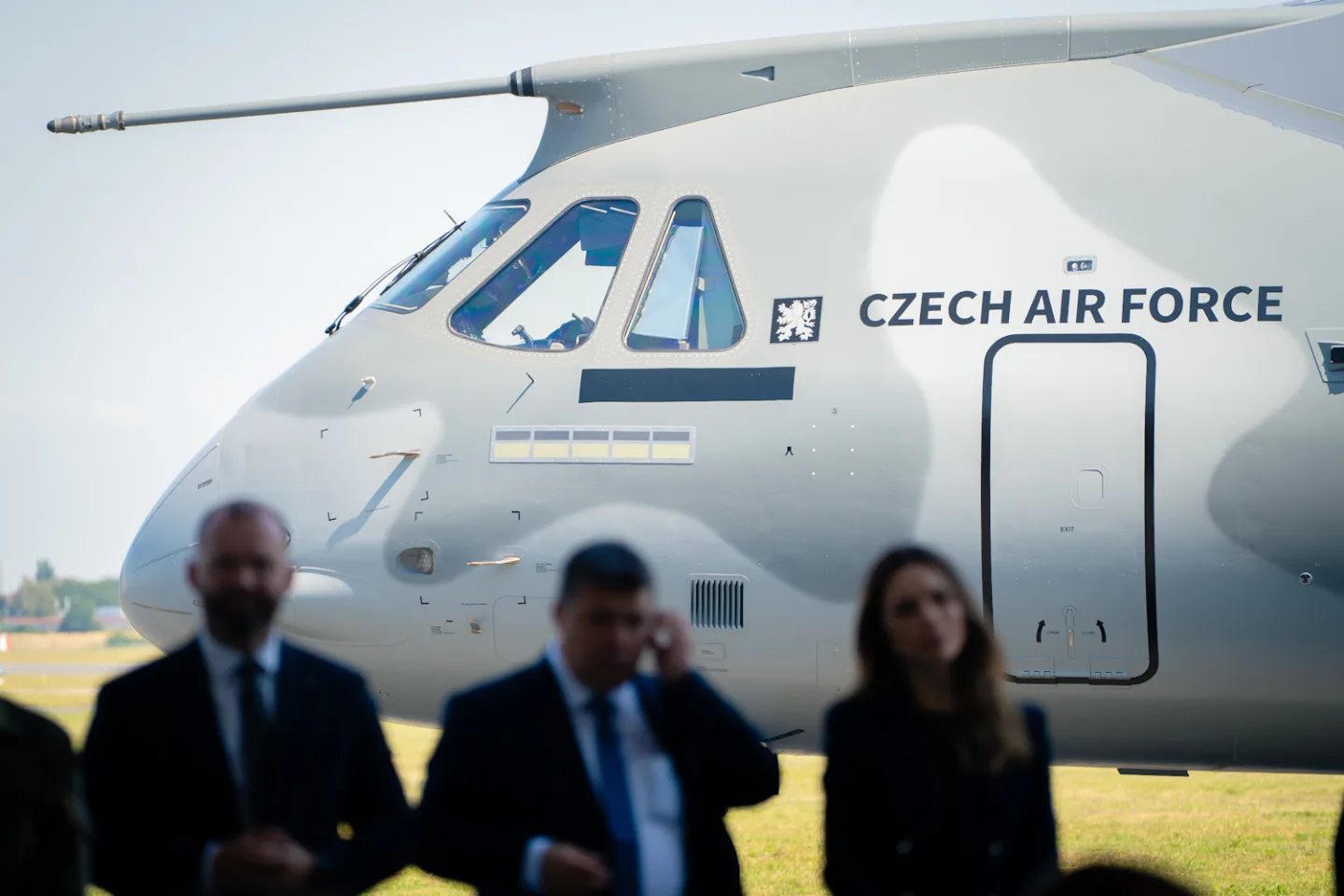 FOTO: Armáda si převzala první dopravní letoun Embraer. Podívejte se, jak vypadá uvnitř