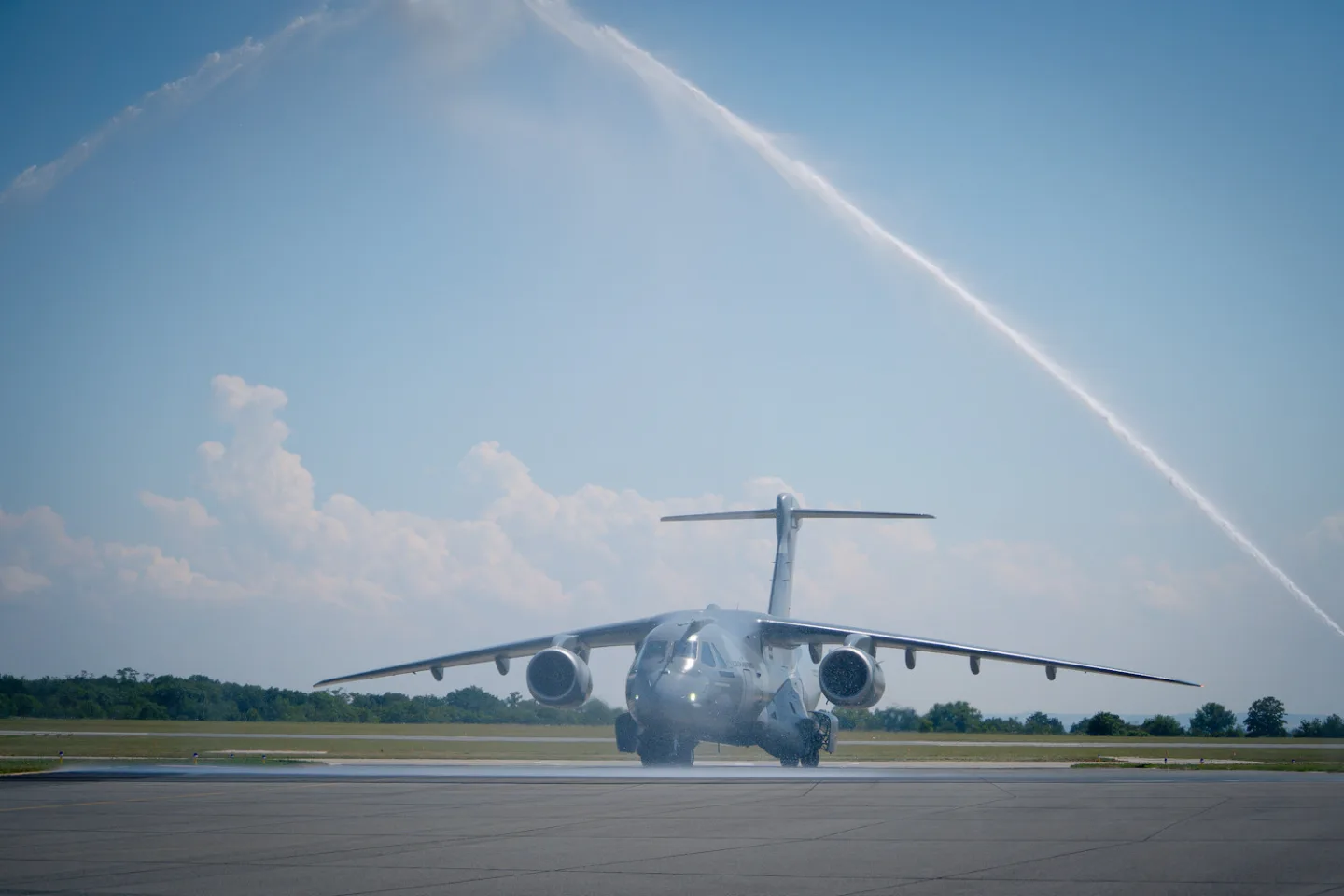 FOTO: Armáda si převzala první dopravní letoun Embraer. Podívejte se, jak vypadá uvnitř
