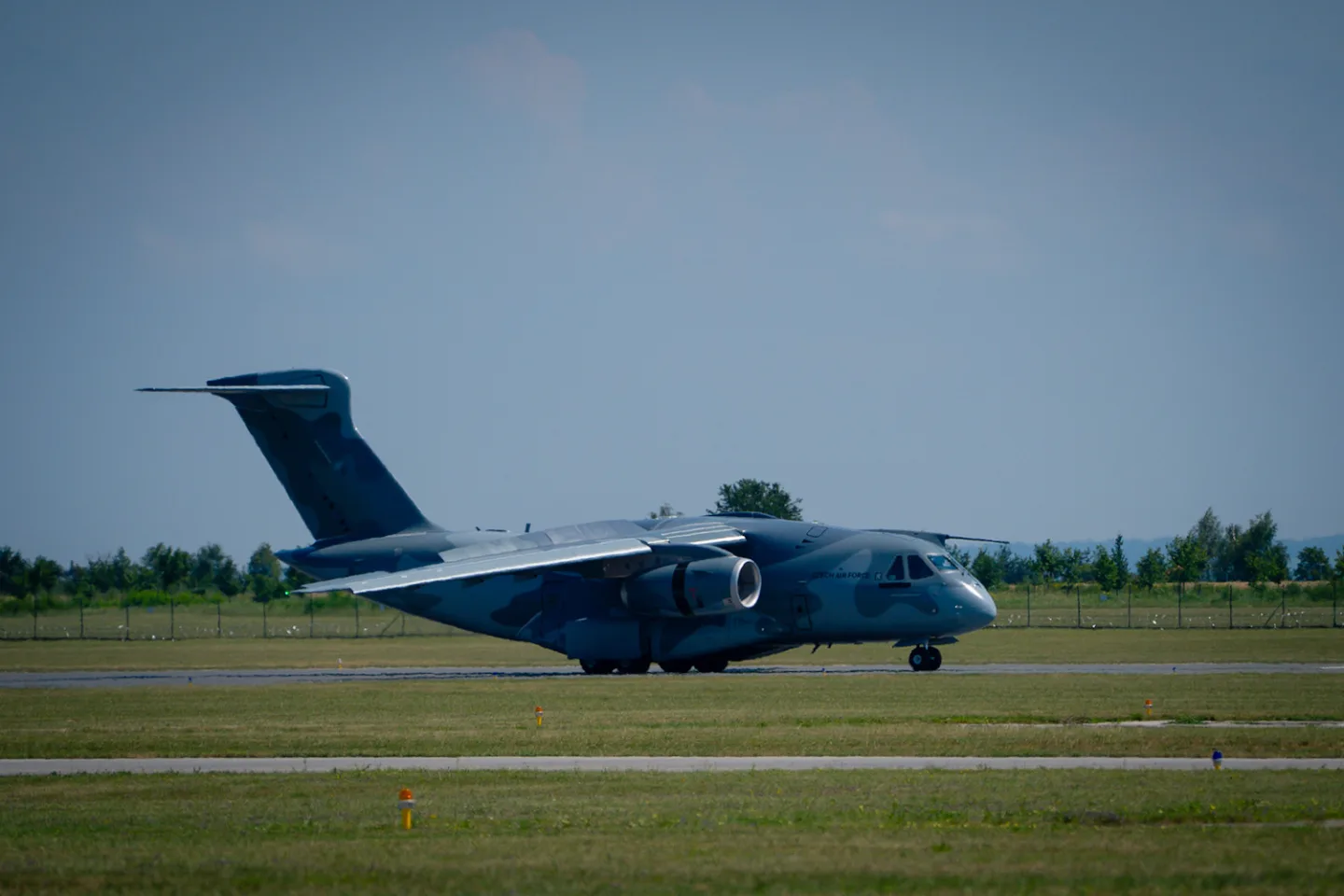 FOTO: Armáda si převzala první dopravní letoun Embraer. Podívejte se, jak vypadá uvnitř