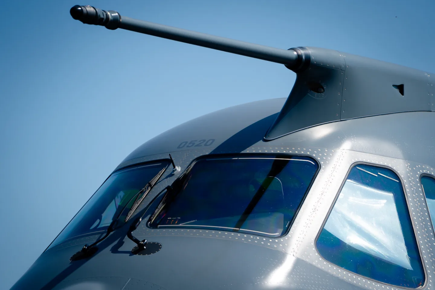 FOTO: Armáda si převzala první dopravní letoun Embraer. Podívejte se, jak vypadá uvnitř