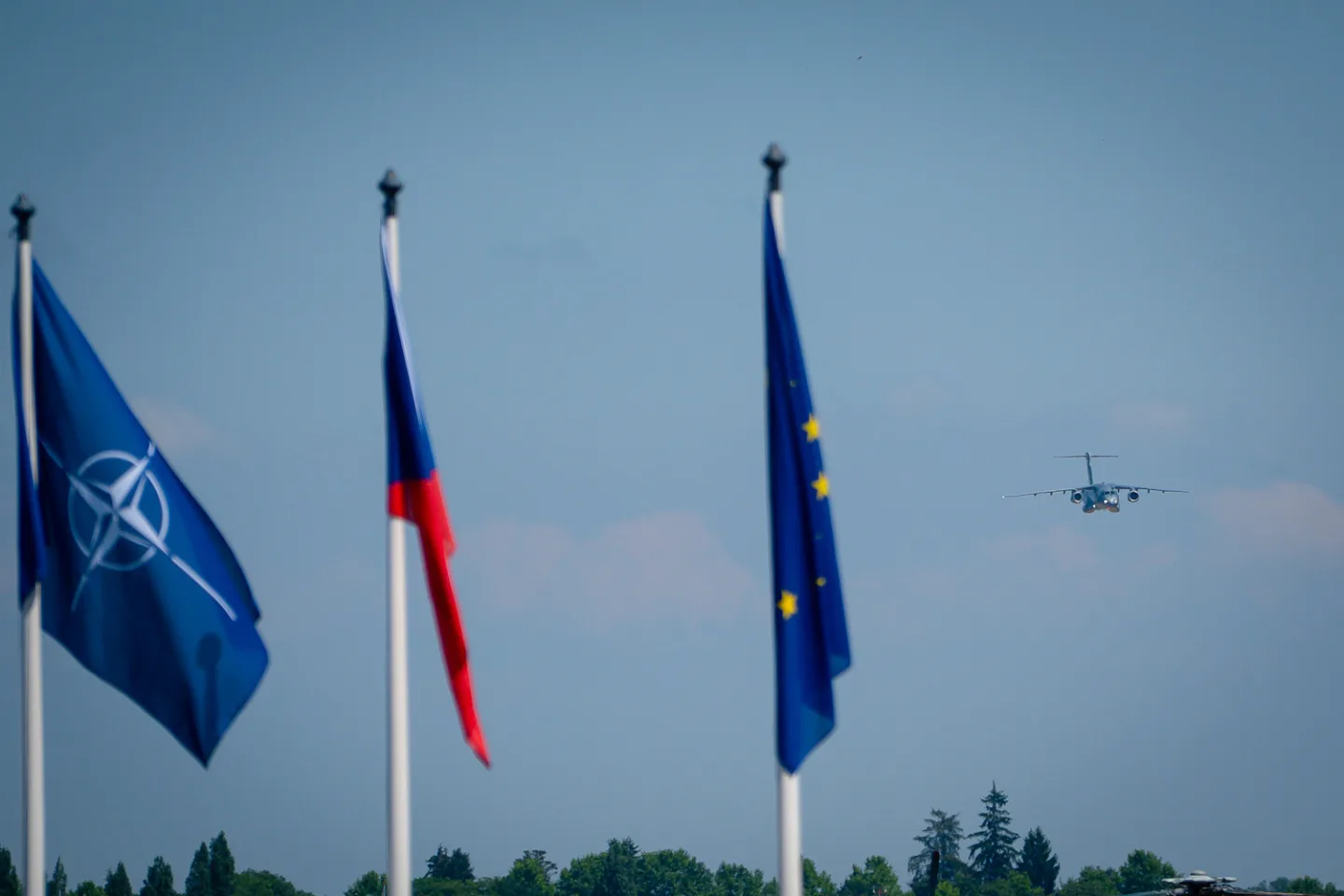 FOTO: Armáda si převzala první dopravní letoun Embraer. Podívejte se, jak vypadá uvnitř
