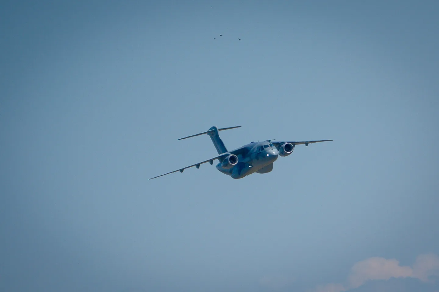 FOTO: Armáda si převzala první dopravní letoun Embraer. Podívejte se, jak vypadá uvnitř