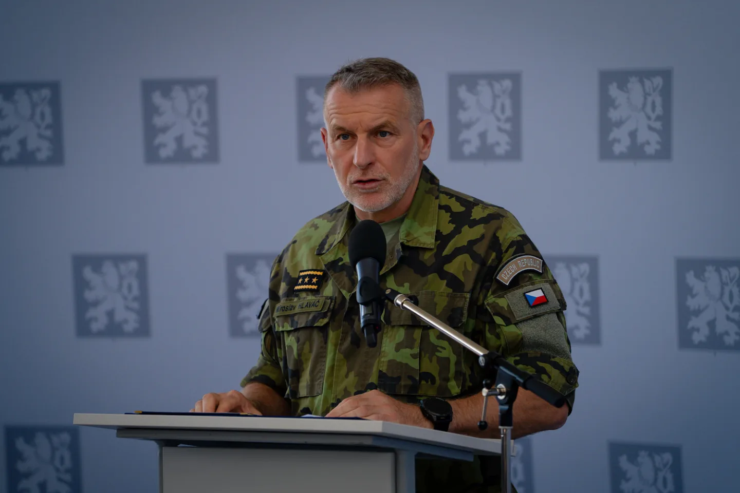 FOTO: Armáda si převzala první dopravní letoun Embraer. Podívejte se, jak vypadá uvnitř