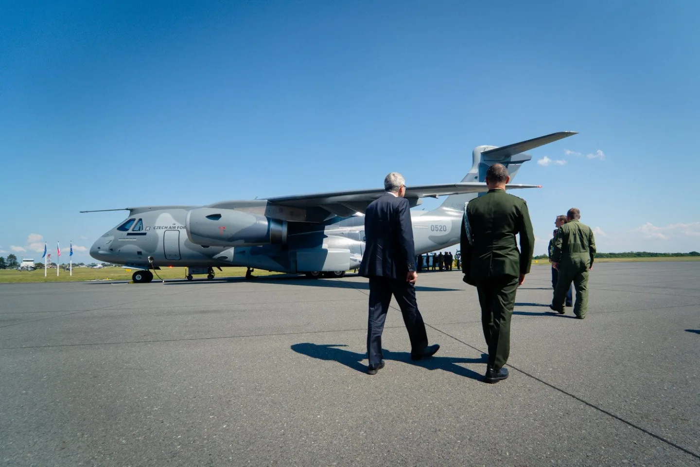 FOTO: Armáda si převzala první dopravní letoun Embraer. Podívejte se, jak vypadá uvnitř