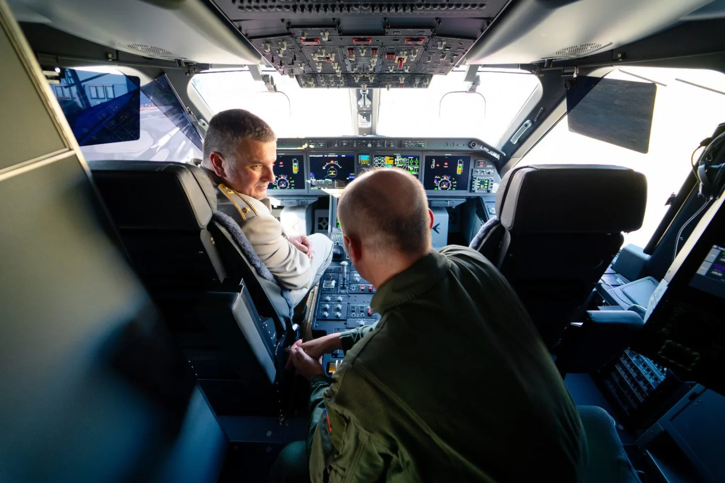 FOTO: Armáda si převzala první dopravní letoun Embraer. Podívejte se, jak vypadá uvnitř