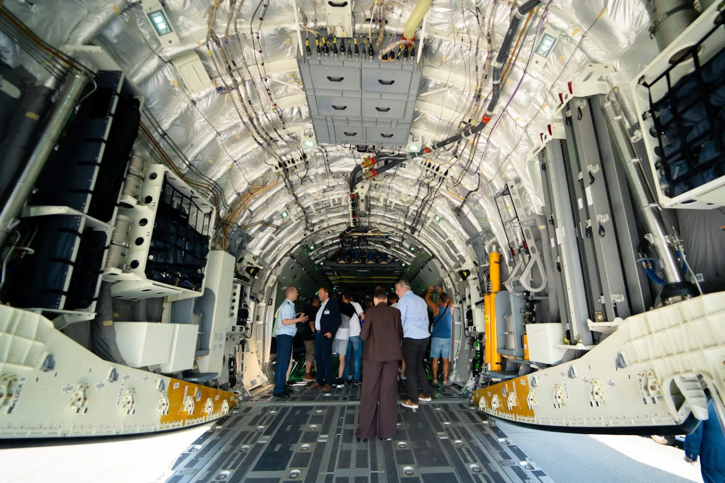 FOTO: Armáda si převzala první dopravní letoun Embraer. Podívejte se, jak vypadá uvnitř