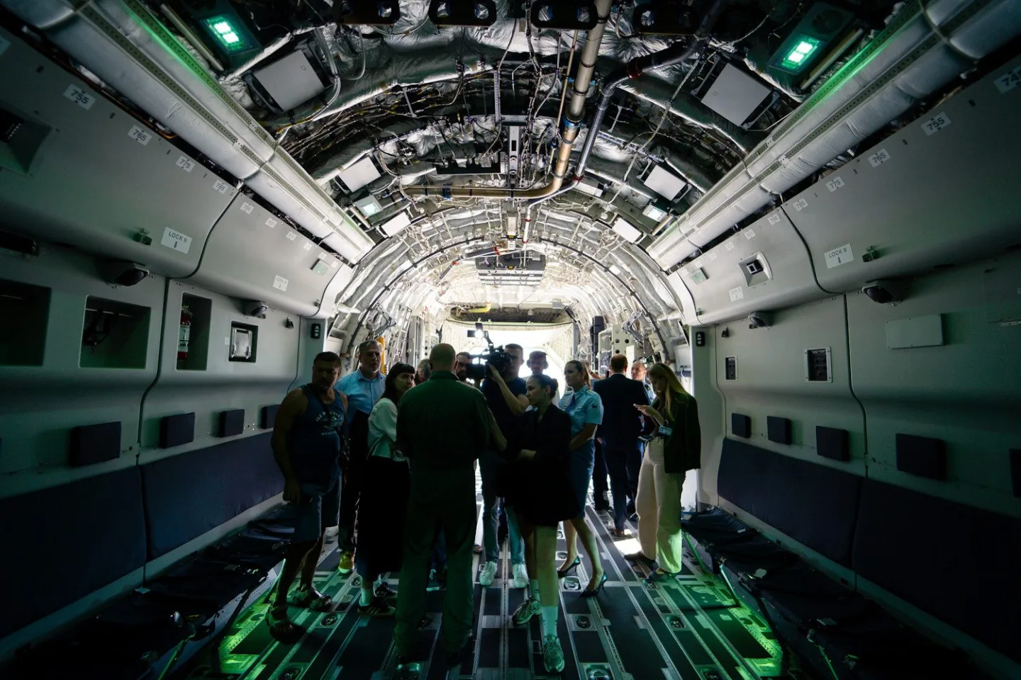 FOTO: Armáda si převzala první dopravní letoun Embraer. Podívejte se, jak vypadá uvnitř