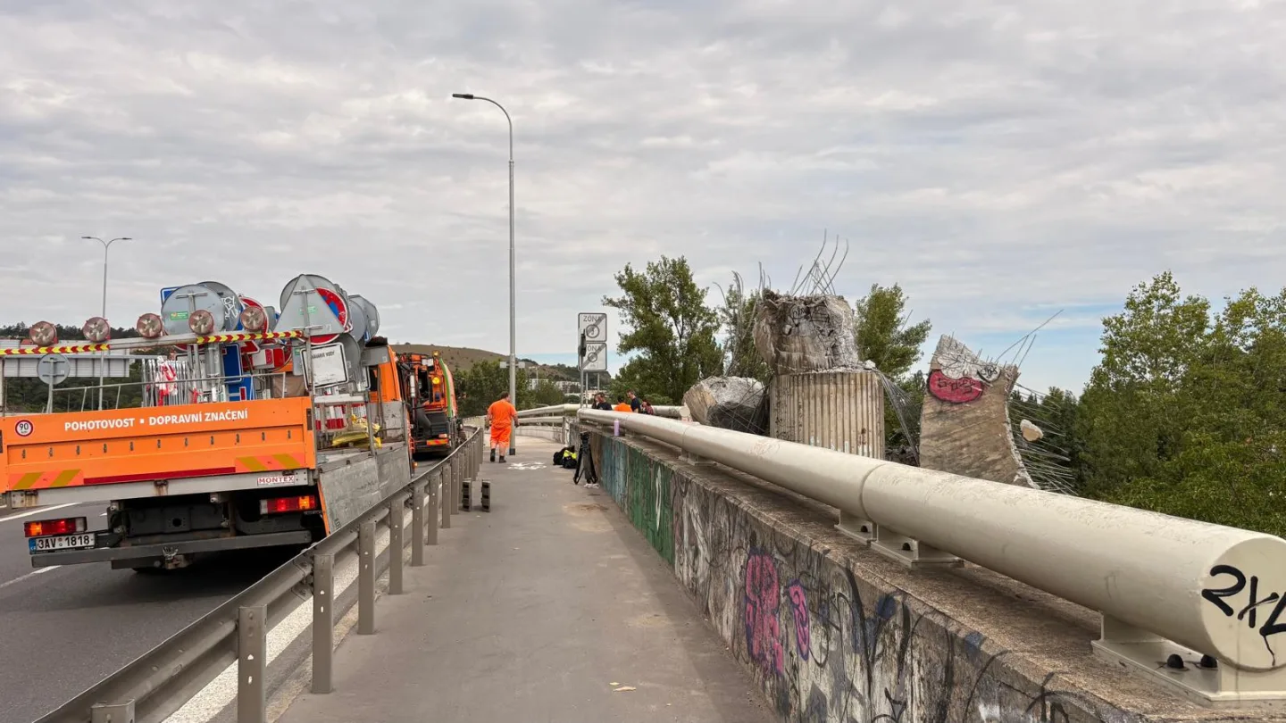 U Barrandovského mostu se zřítila slavná plastika, kusy popadaly na cyklostezku