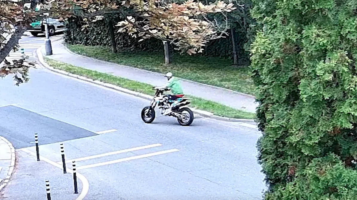 VIDEO: Zloděj vnikl do podzemních garáží v Praze 6 a ukradl závodní krosový speciál za 400 tisíc