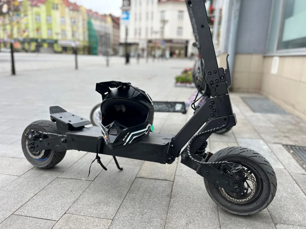 Praha spustila kontroly elektroaut včetně kol a koloběžek. Více než třetina neobstála