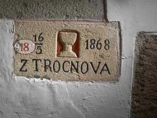 Měl být z Řípu, dorazil z Radhoště. Základní kámen Národního divadla má překvapivý příběh