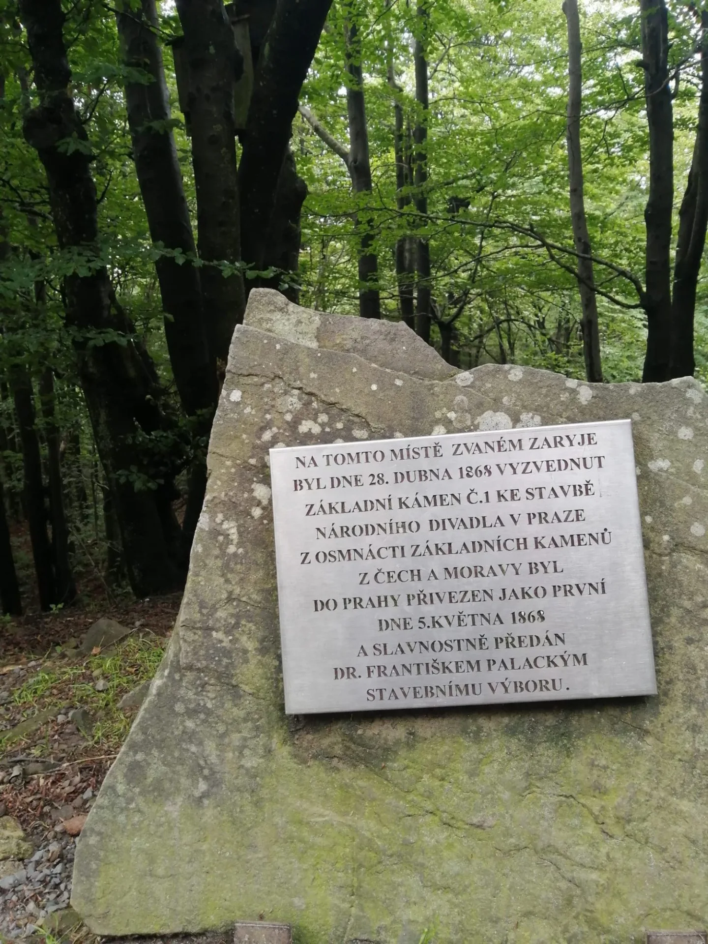 Měl být z Řípu, dorazil z Radhoště. Základní kámen Národního divadla má překvapivý příběh