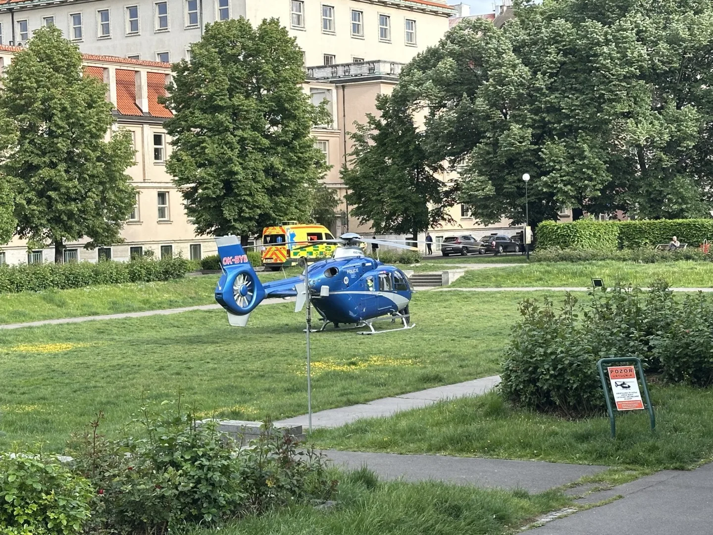 Vrtulníky teď musí přistávat v Zítkových sadech.