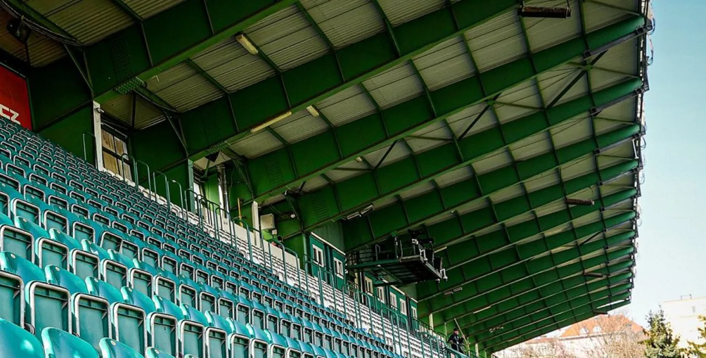Máte rádi fotbal a filmy? Letní kino bude také na stadionu ve Vršovicích