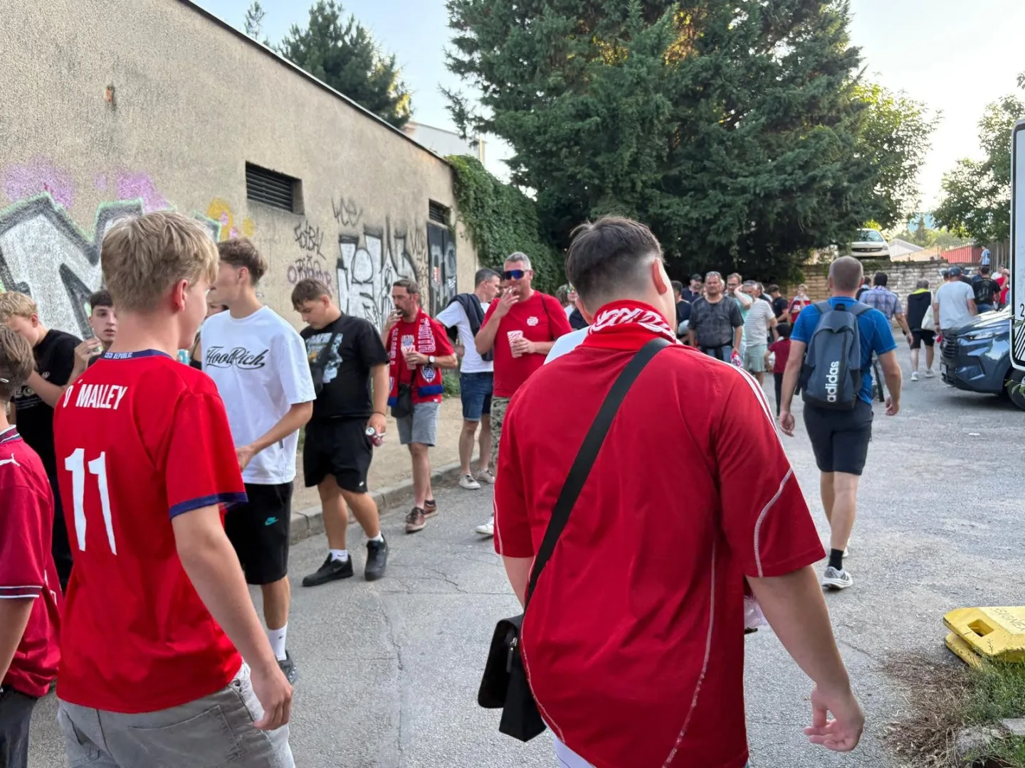FOTO: Sparta zahajuje sezonu v Brně, chuligáni před zápasem posprejovali most
