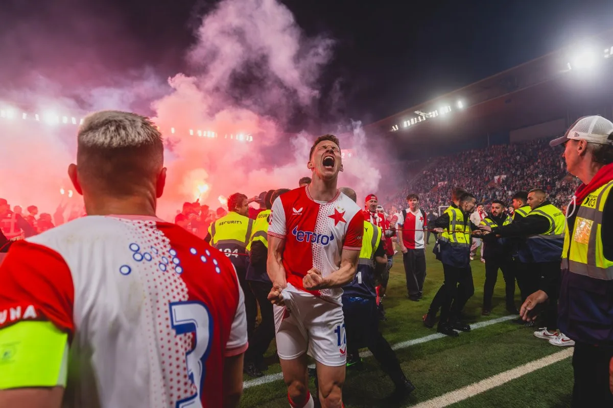 Derby předčasně ukončil vpád fanoušků na trávník.