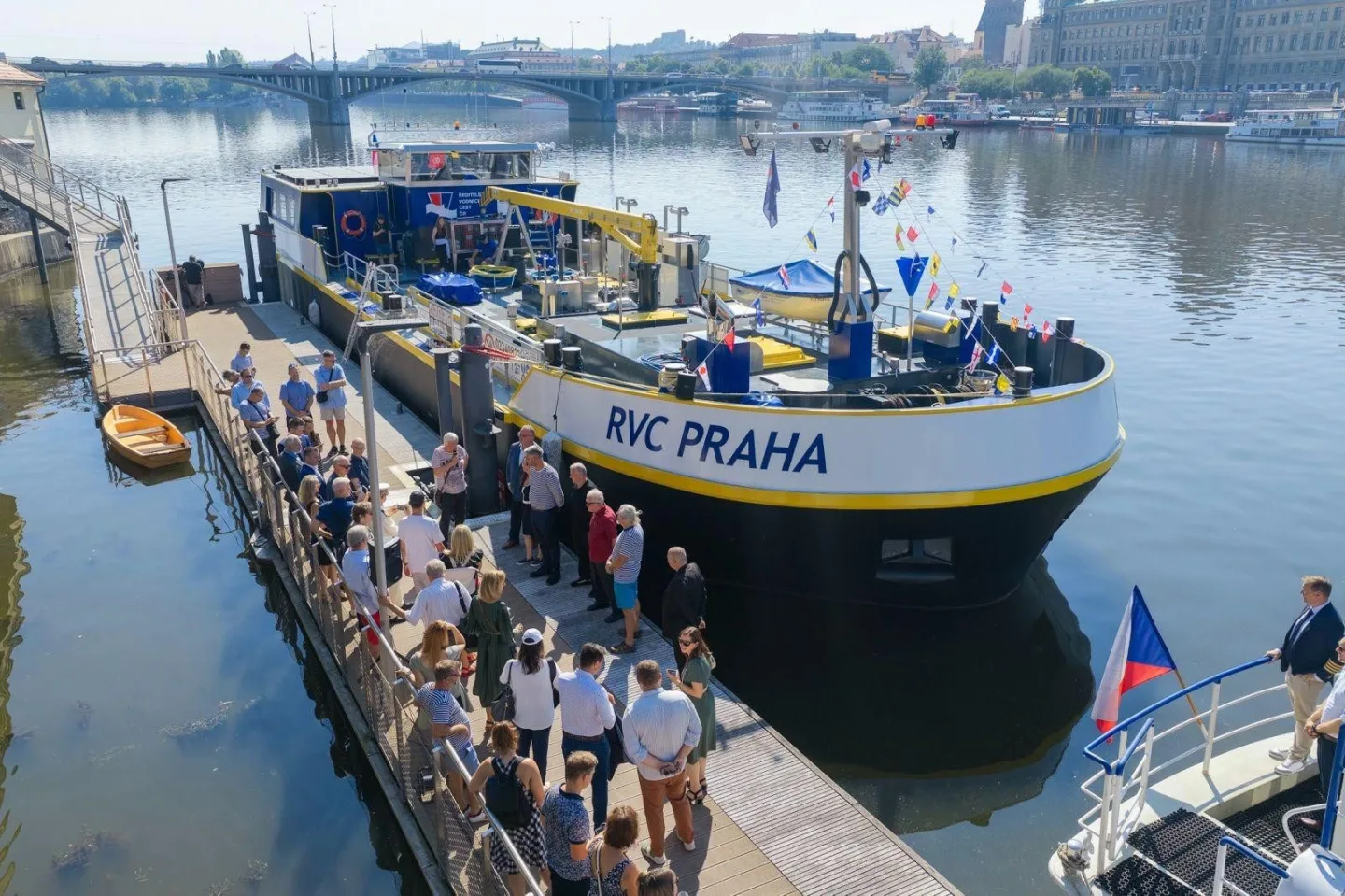 Po 28 letech má Praha nové servisní plavidlo s hybridním pohonem pro zásobování lodí