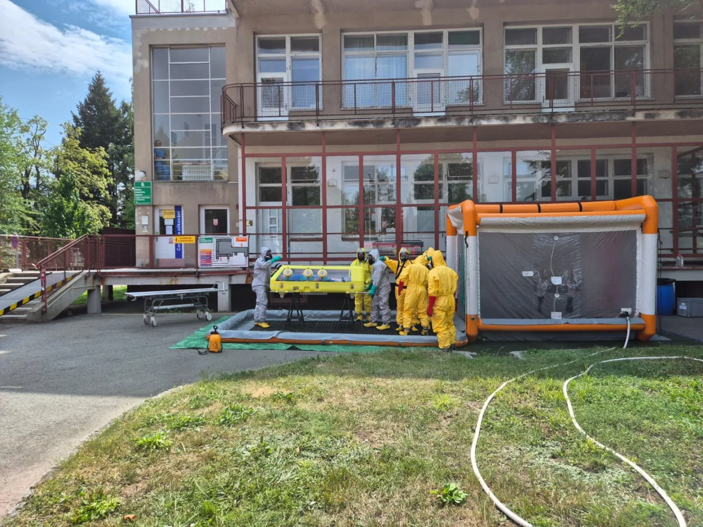 Žena s podezřením na vysoce nebezpečnou nákazu míří na Bulovku