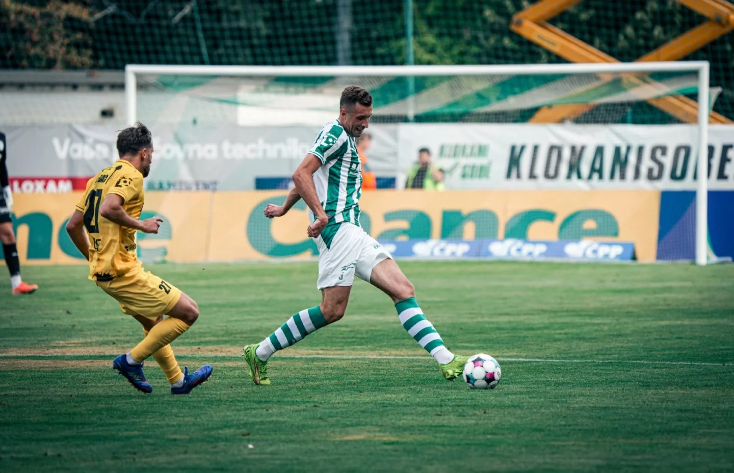 Vedení Bohemians vysvětlilo zoufalý stav trávníku. Řešit ho přišli odborníci