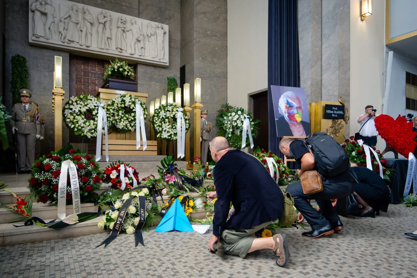 FOTO: Poslední rozloučení s Milanem Knížákem. Při obřadu promluvili Klaus a Klempíř