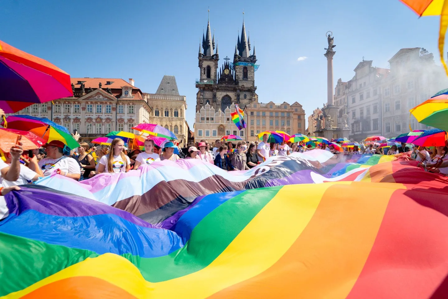 FOTO: Lásku všem. Prahou prošly tisíce lidí na duhovém průvodu Prague Pride