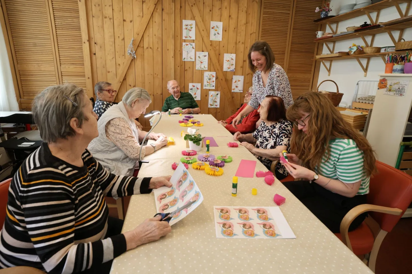 Praha 2 pomáhá seniorům žít důstojně: Péče, podpora i lidská blízkost