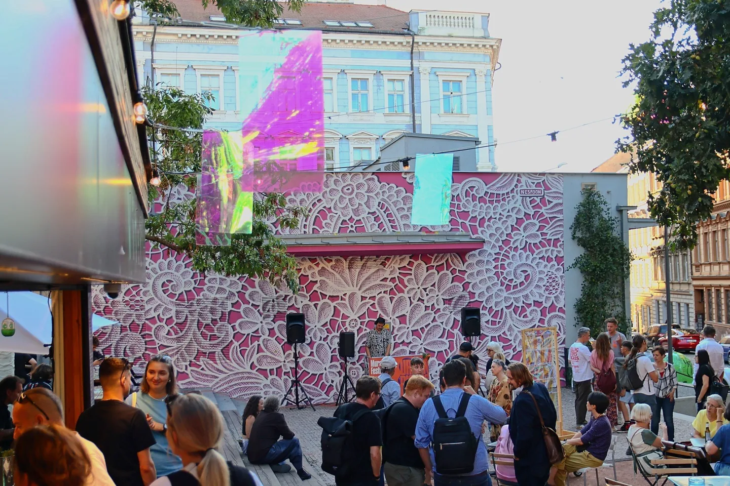 FOTO: Růžový mural na Žižkově je zatím nedokončený, autorka musela práci přerušit