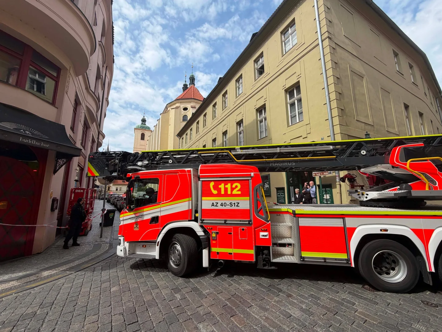 Policejní zásah v centru Prahy. V hotelovém pokoji se zabarikádoval agresivní host