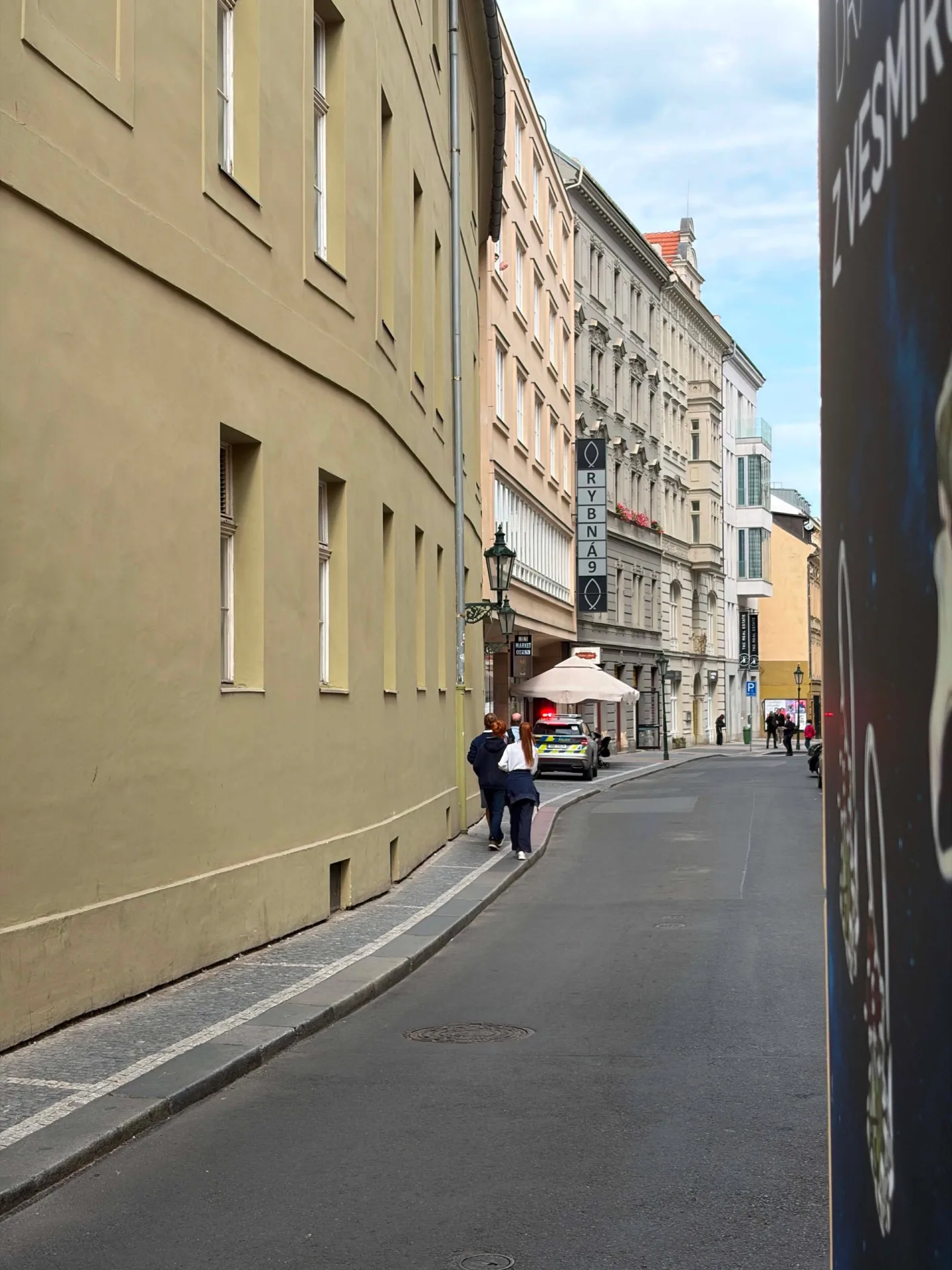 Policejní zásah v centru Prahy. V apartmánu se zabarikádoval agresivní host