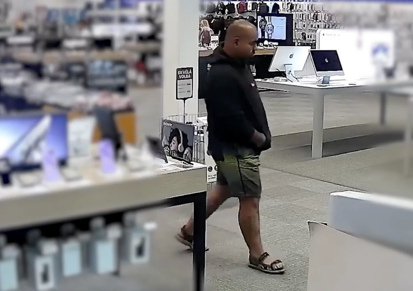 Muž ukradl vystavený telefon. I když houkal alarm, odešel naprosto v klidu