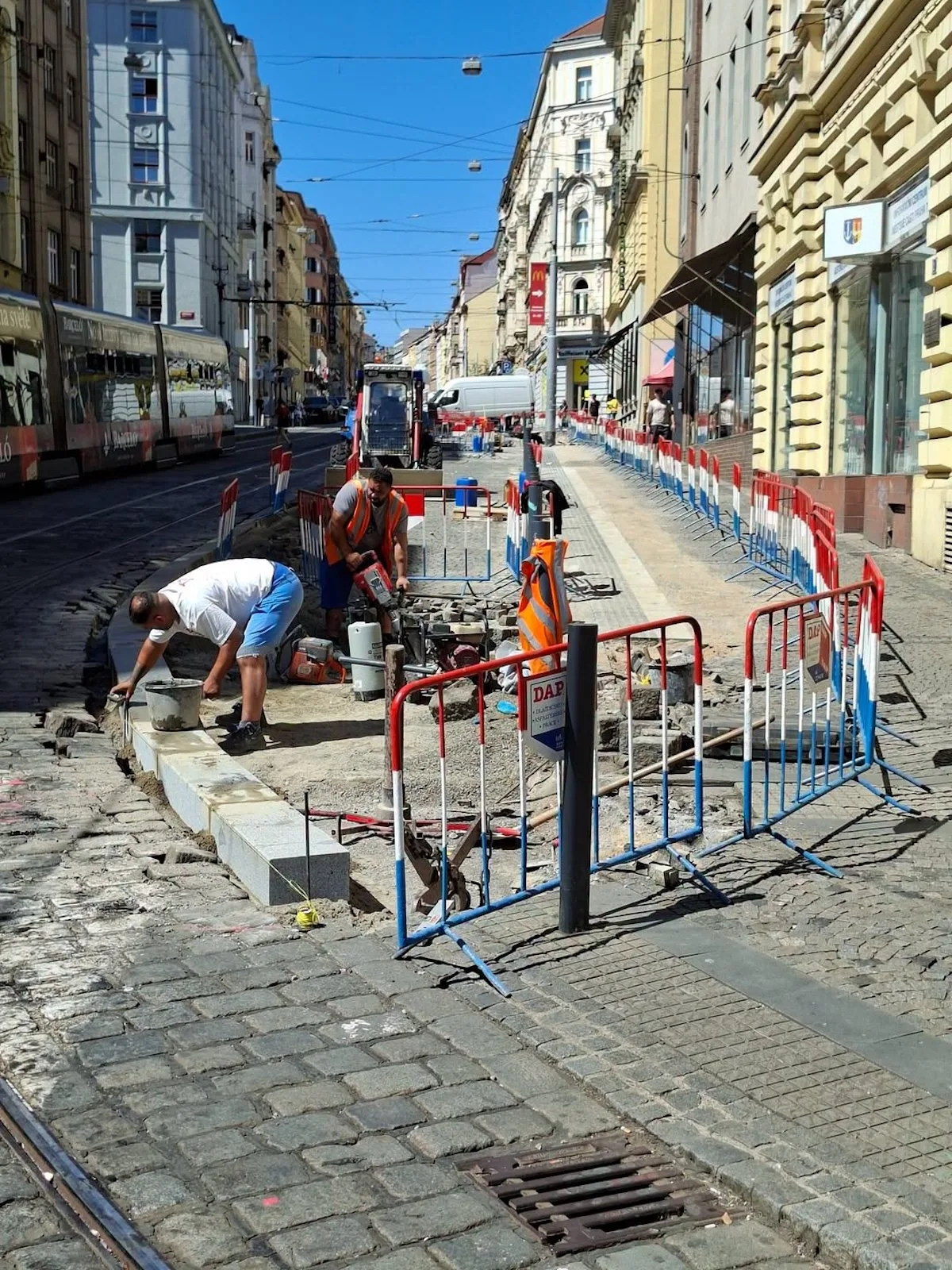 Na Strossmayerově náměstí upravují přechody, budou bezbariérové. Semafory ale nevrátí