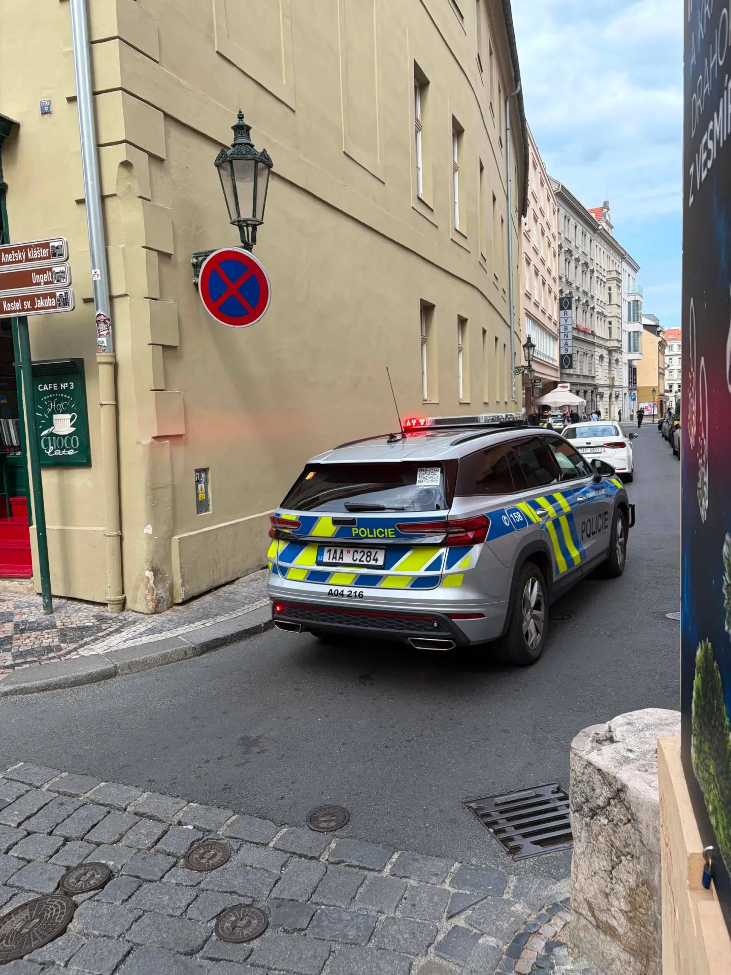 Policejní zásah v centru Prahy. V apartmánu se zabarikádoval agresivní host
