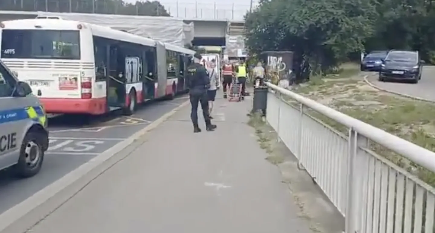Autobus se v Praze střetl s autem, cestující se zranili při prudkém brzdění