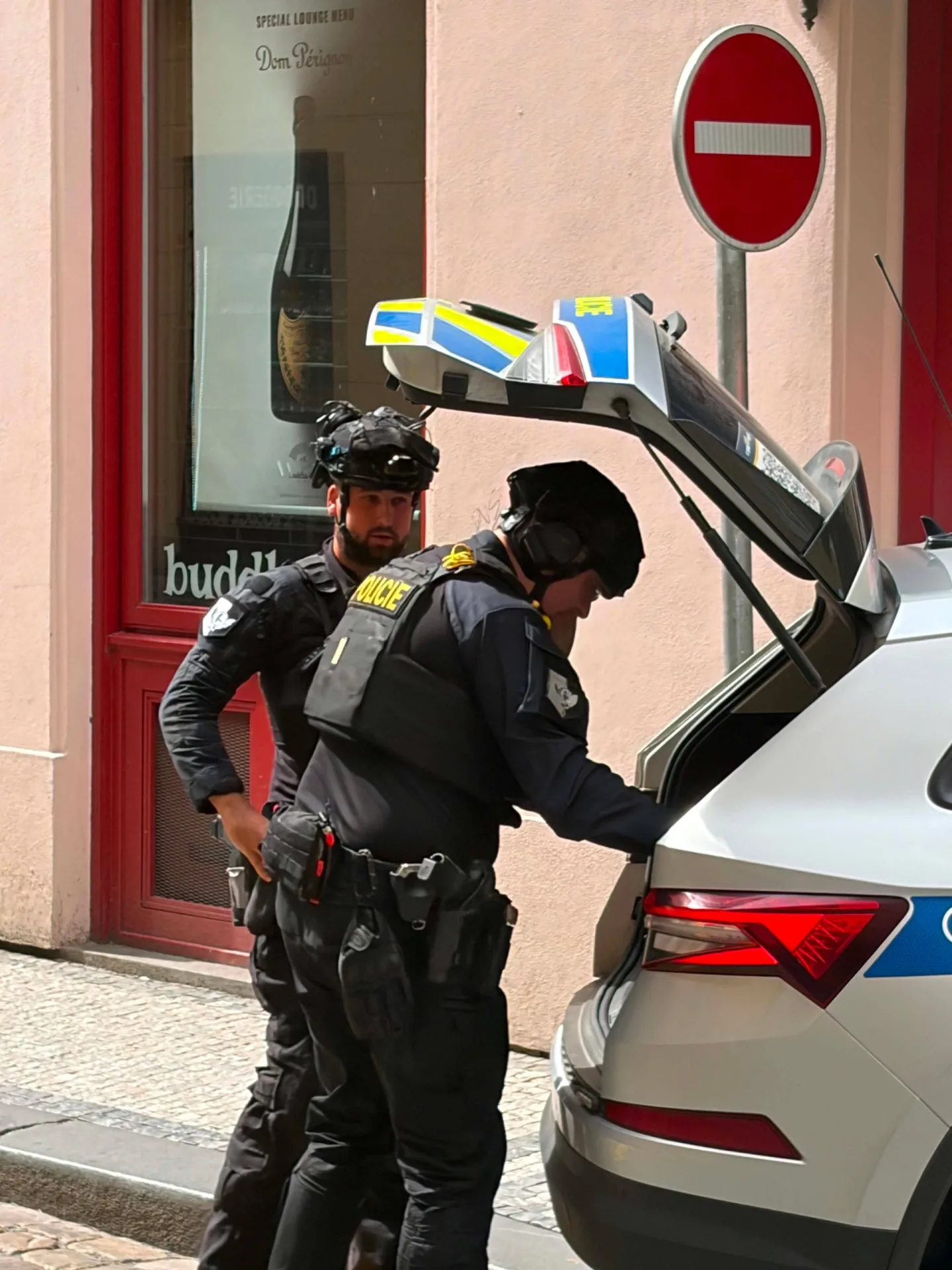 Policejní zásah v centru Prahy. V apartmánu se zabarikádoval agresivní host