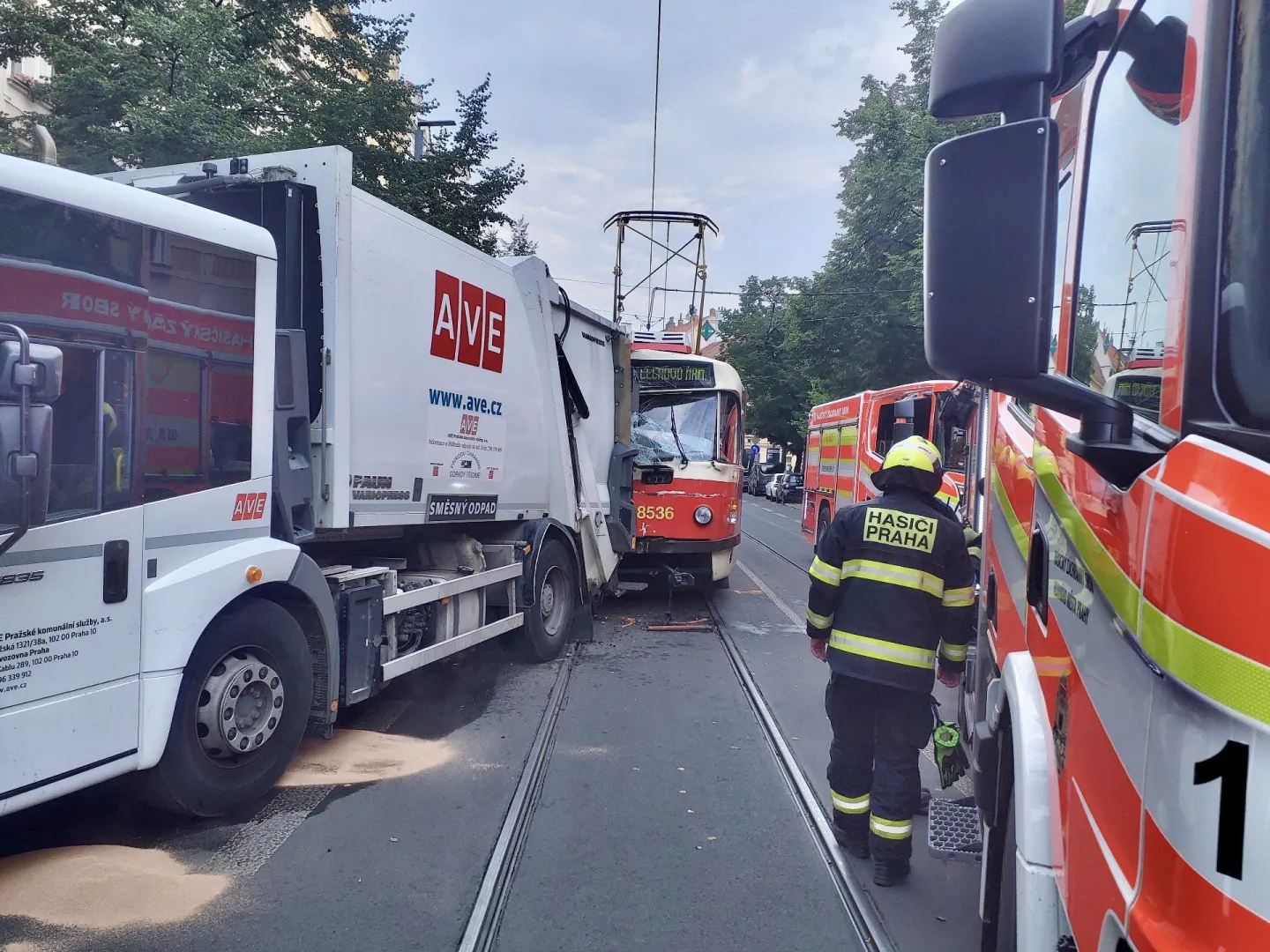 Ve Vršovicích se srazila tramvaj s popelářským vozem, provoz je zastaven