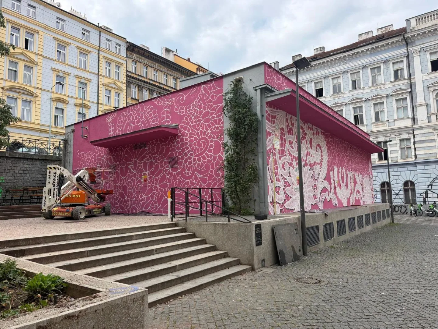 Ta barva se sem nehodí. Nový růžový mural na Žižkově budí emoce