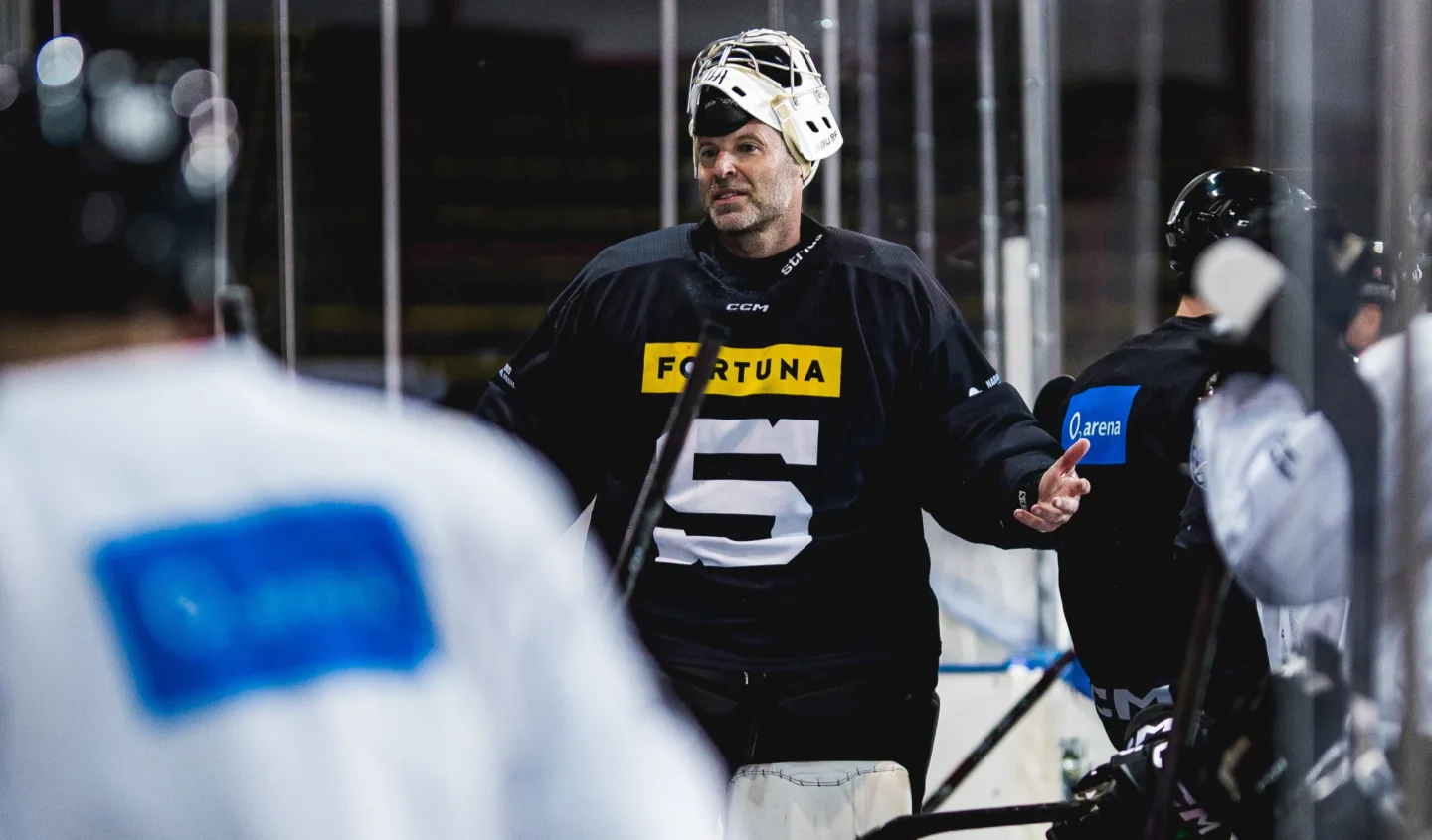 Petr Čech na ledě. Fotbalová legenda si zatrénovala s hokejovou Spartou
