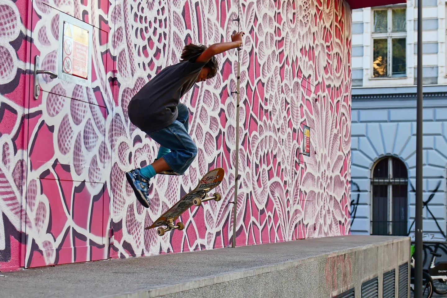 FOTO: Růžový mural na Žižkově je zatím nedokončený, autorka musela práci přerušit
