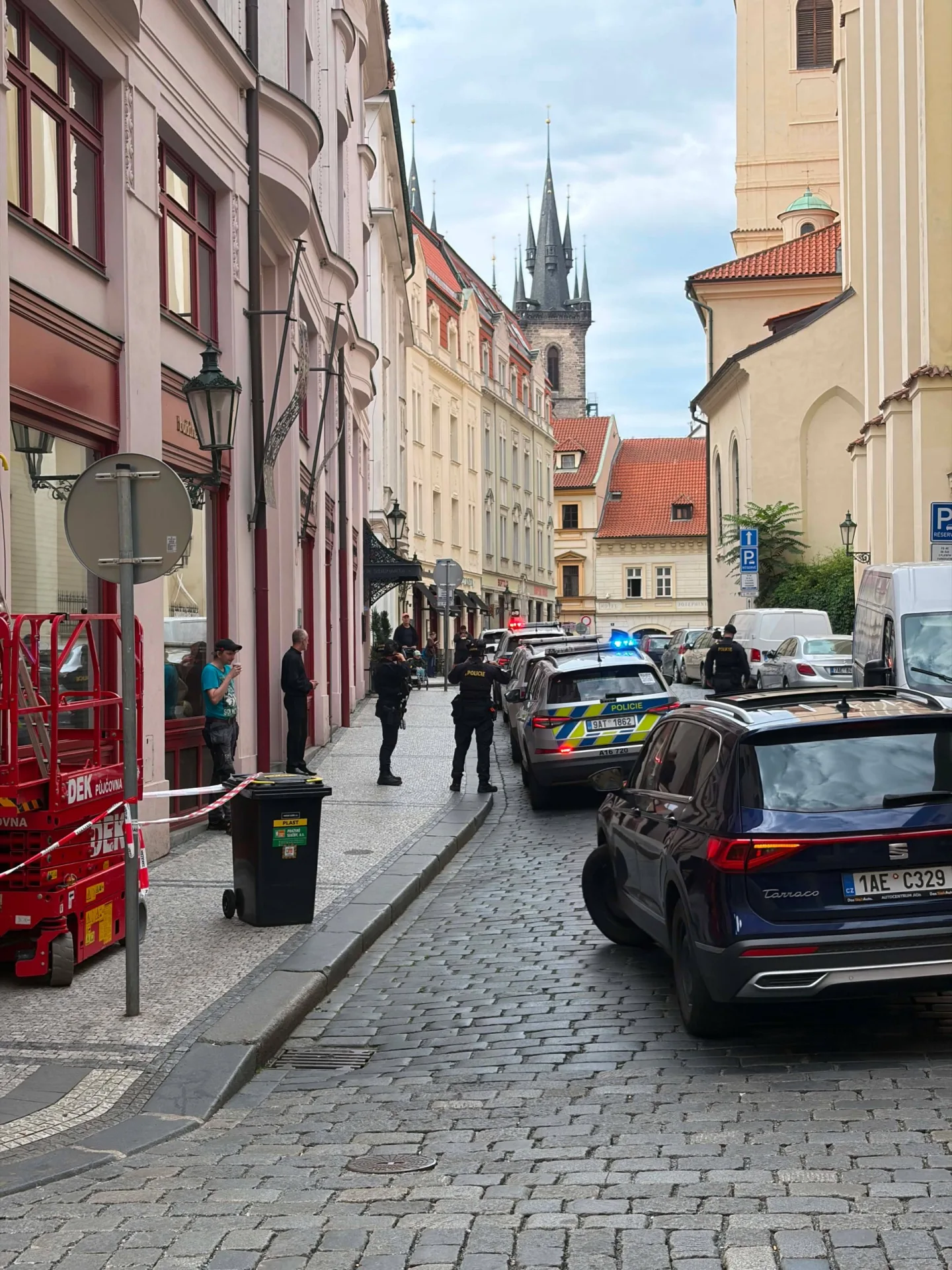 Policejní zásah v centru Prahy. V apartmánu se zabarikádoval agresivní host