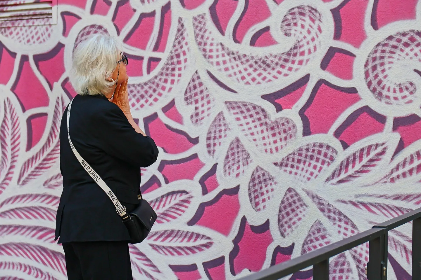 FOTO: Růžový mural na Žižkově je zatím nedokončený, autorka musela práci přerušit